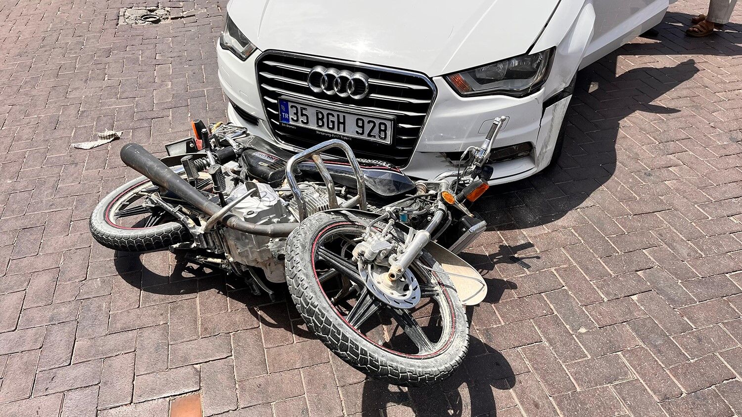 Öğle Saatlerinde Korkutan Anlar! Otomobil Ve Motosiklet Çarpıştı (5)