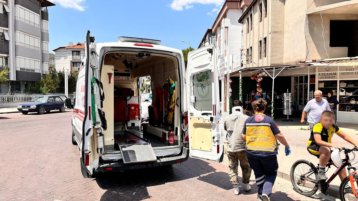 Öğle Saatlerinde Korkutan Anlar! Otomobil Ve Motosiklet Çarpıştı (6)