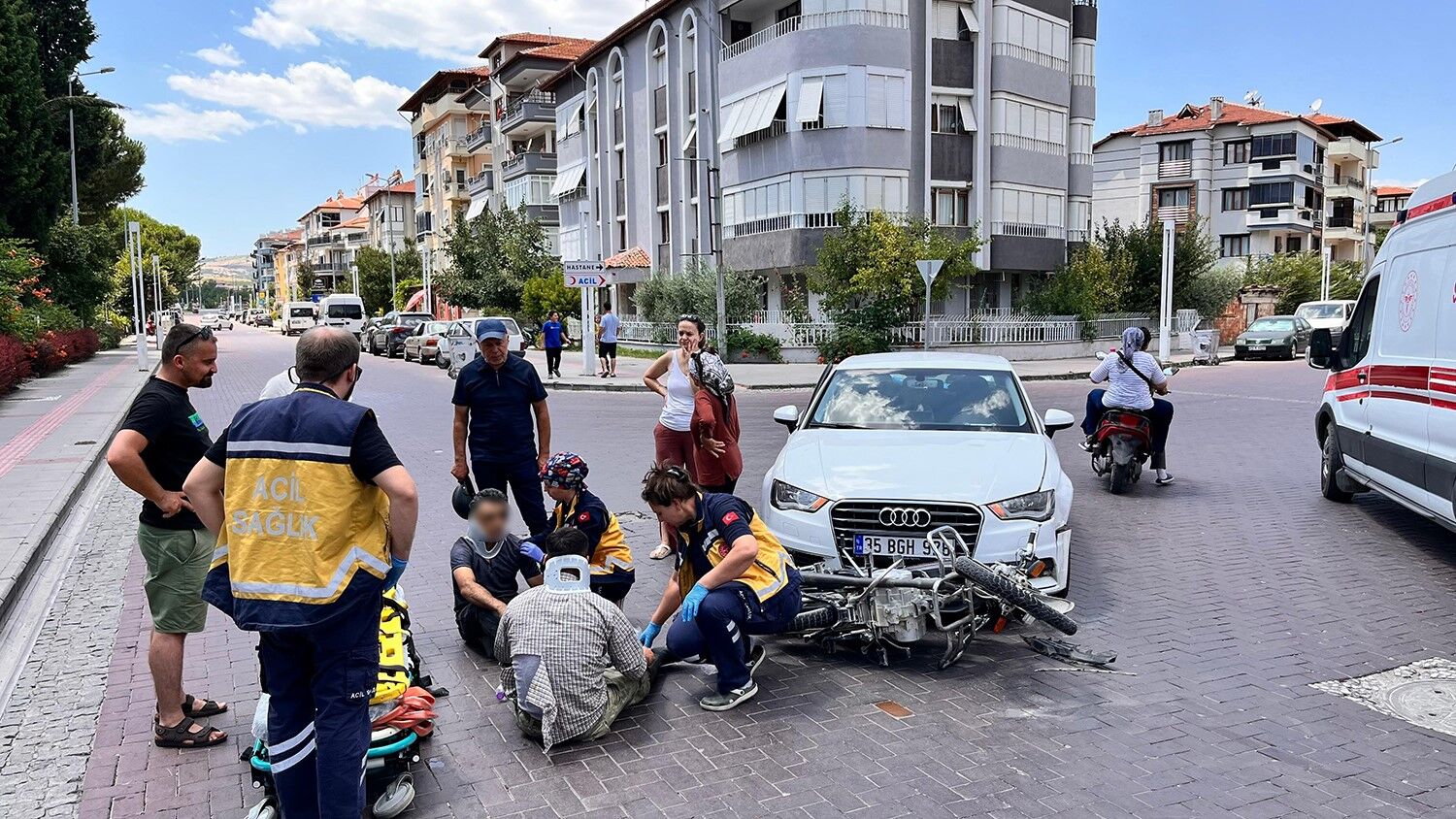Öğle Saatlerinde Korkutan Anlar! Otomobil Ve Motosiklet Çarpıştı (7)