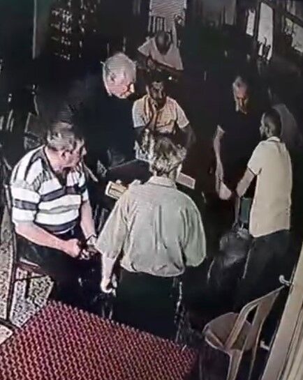 Okey Masasinda Nefes Kesen Anlar Heimlich Manevrasiyla Kurtuldu Oyuna Devam Etti111