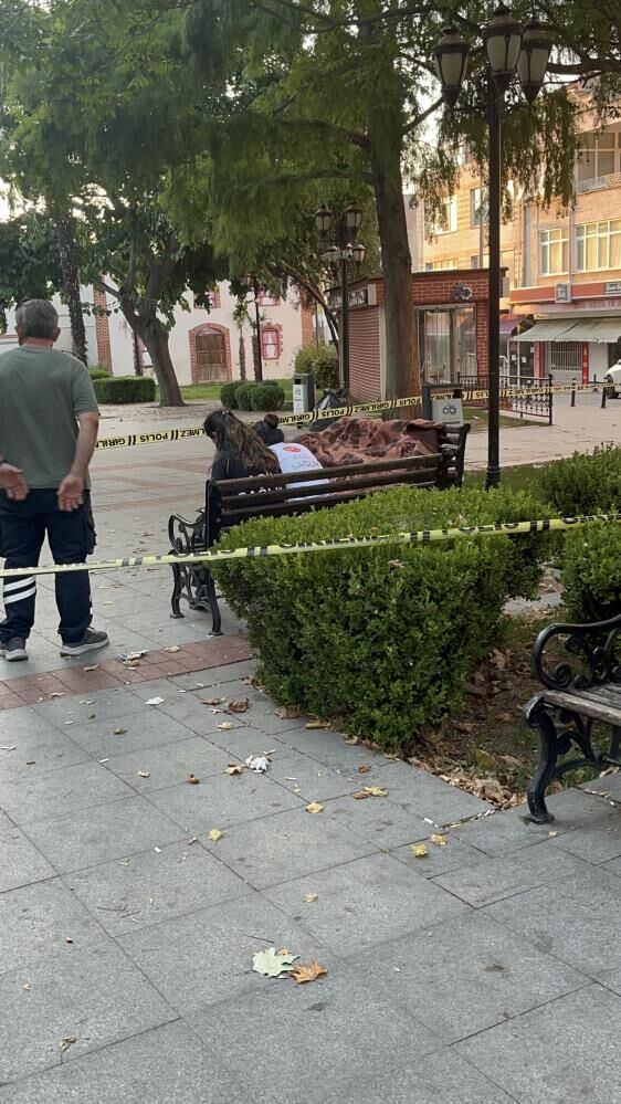 Parktaki Bankta Kahreden Son Battaniyenin Altindan Cansiz Bedeni Cikti (2)