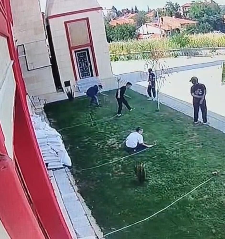 Pes Dedirten Goruntu Caminin Fiskiyelerine Zarar Verdikleri Anlar Kamerada (2)