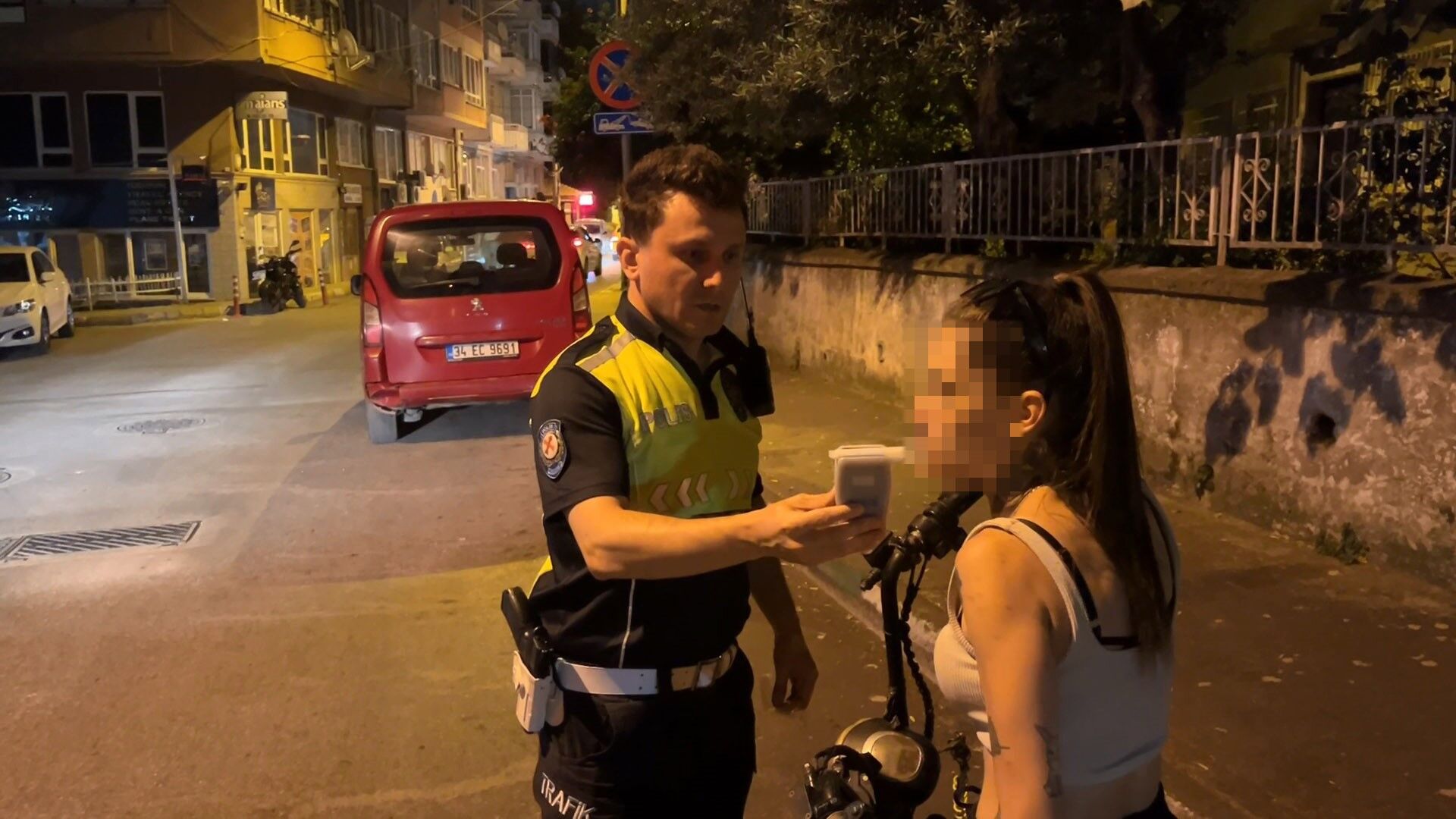 Pes Dedirten Olay Elektrikli Bisiklet Surucusu 11 Kat Alkollu Cikti (2)