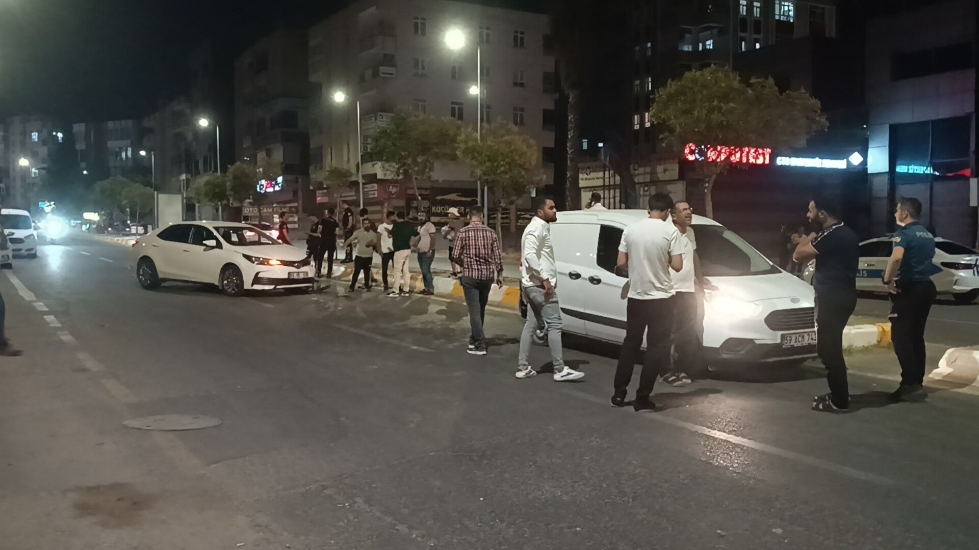 Polis Noktasinda Korkunc Kaza Carpisan Araclar Polis Memurunu Ezdi (2)