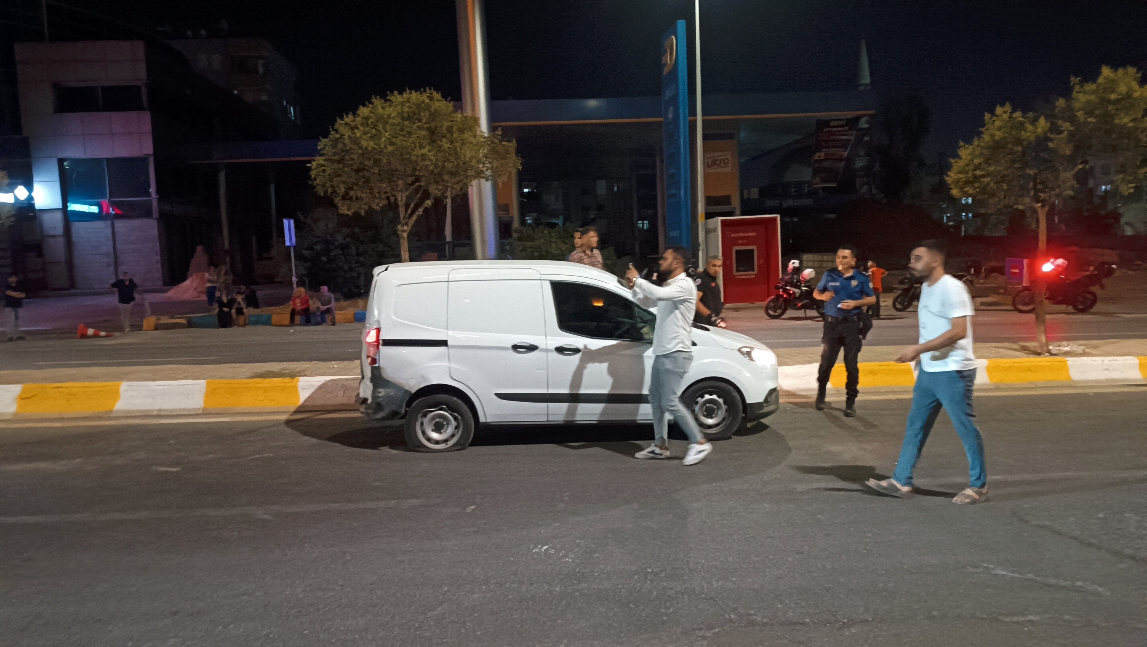 Polis Noktasinda Korkunc Kaza Carpisan Araclar Polis Memurunu Ezdi (3)