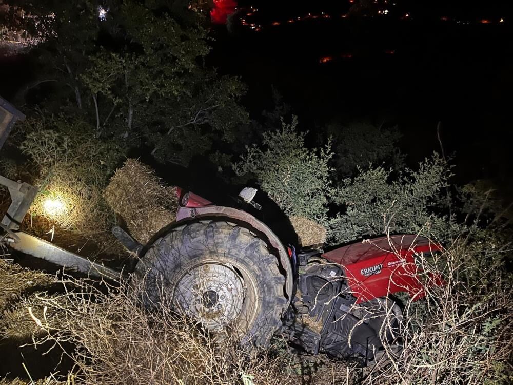 Romorktaki Samanlar Devrildi Traktor Kontrolden Cikti 1 Kisi Hayatini Kaybetti (3)