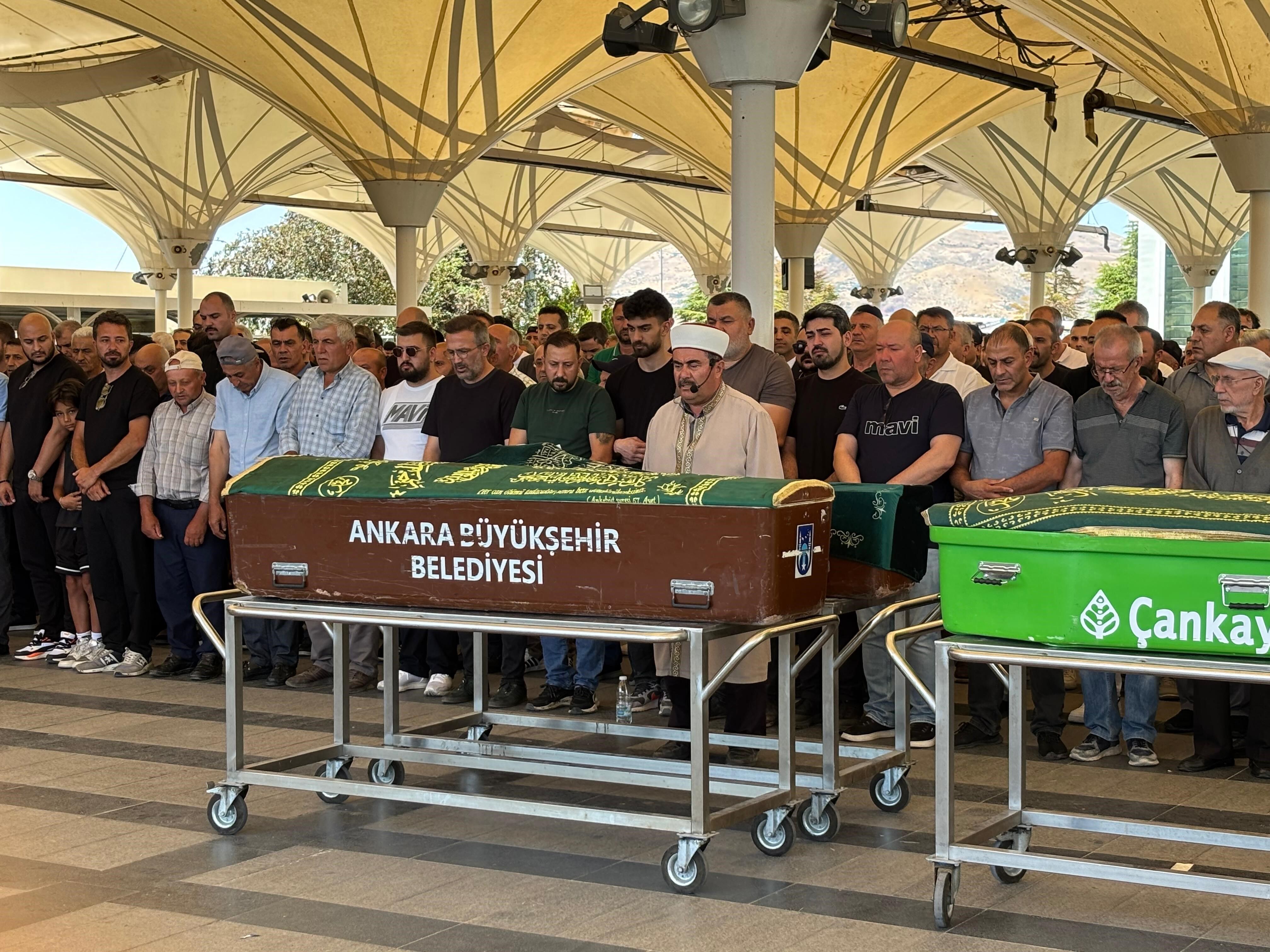 Ruzgar Alevleri Bir Anda Buyuttu Dengesini Kaybedip Yanan Otlarin Arasina Dusen Adam H (4)