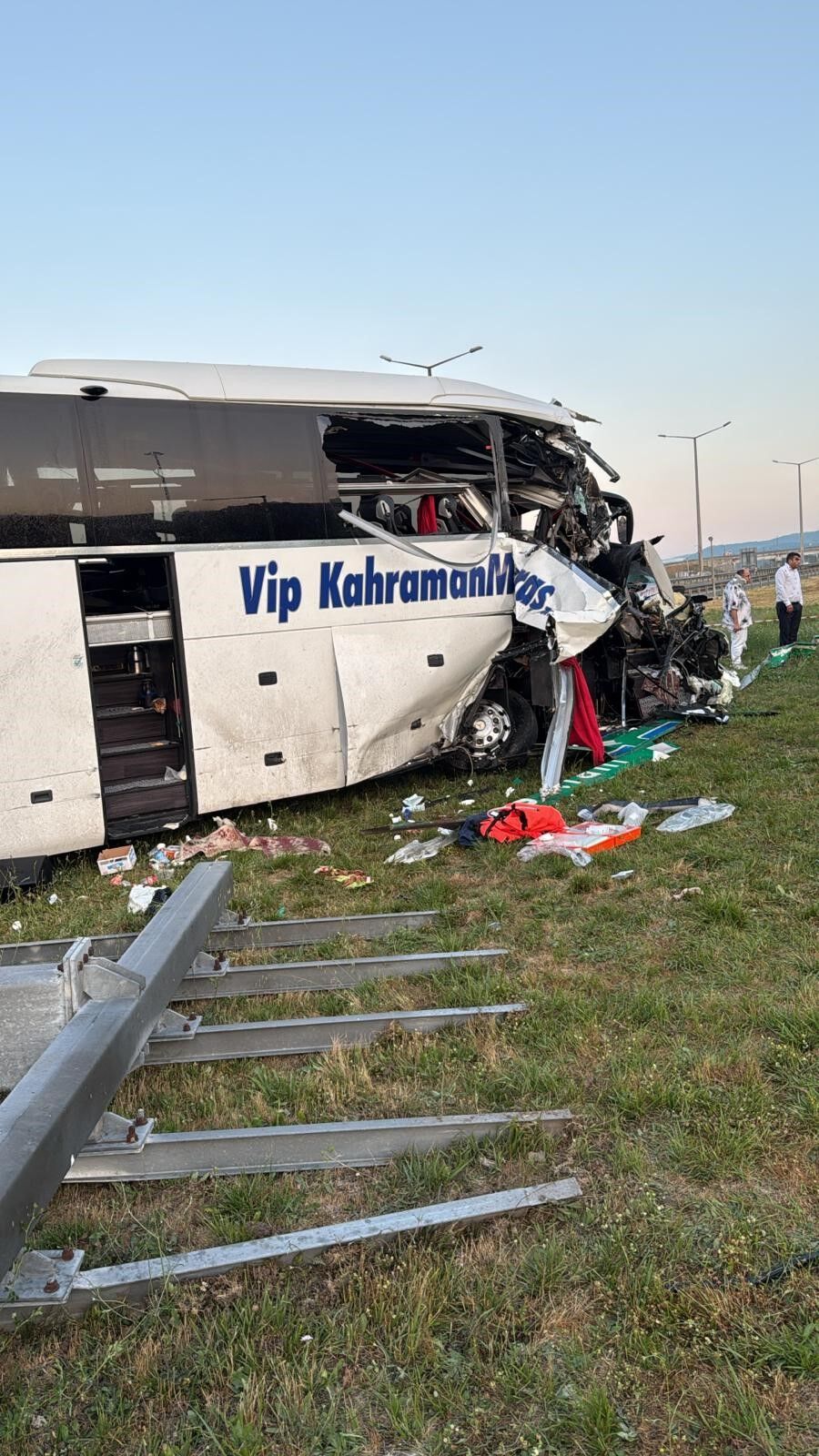 Sabahin Ilk Saatlerinde Feci Kaza Yolcu Otobusu Hurdaya Dondu (2)