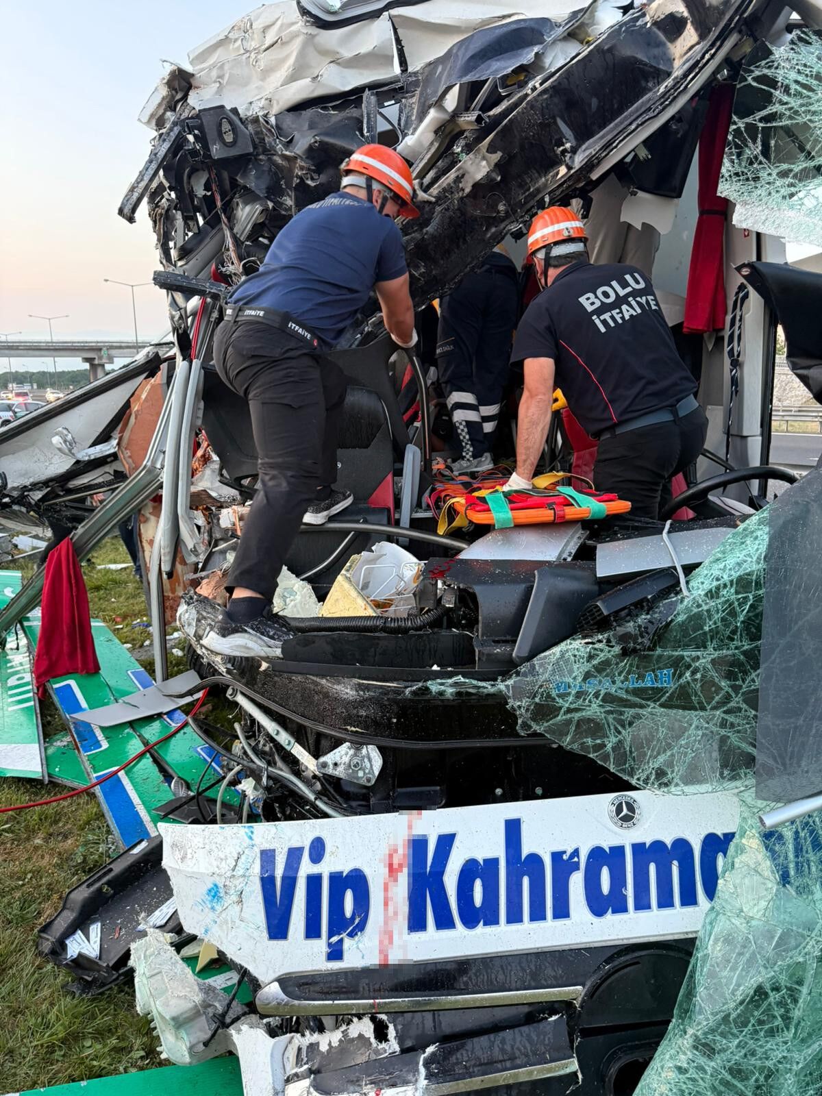 Sabahin Ilk Saatlerinde Feci Kaza Yolcu Otobusu Hurdaya Dondu (3)