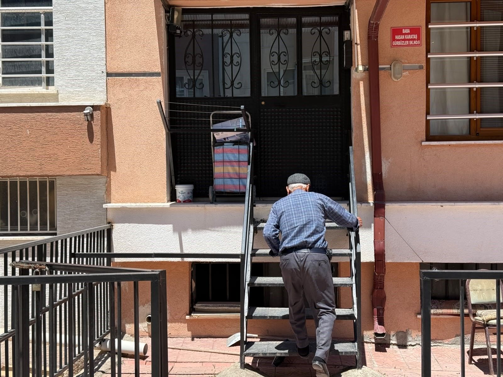 Sahte Polislerden Akılalmaz Yöntem! Önce Elini Öptüler, Sonra 351 Bin Tl'lik Altınları Çaldılar (4)