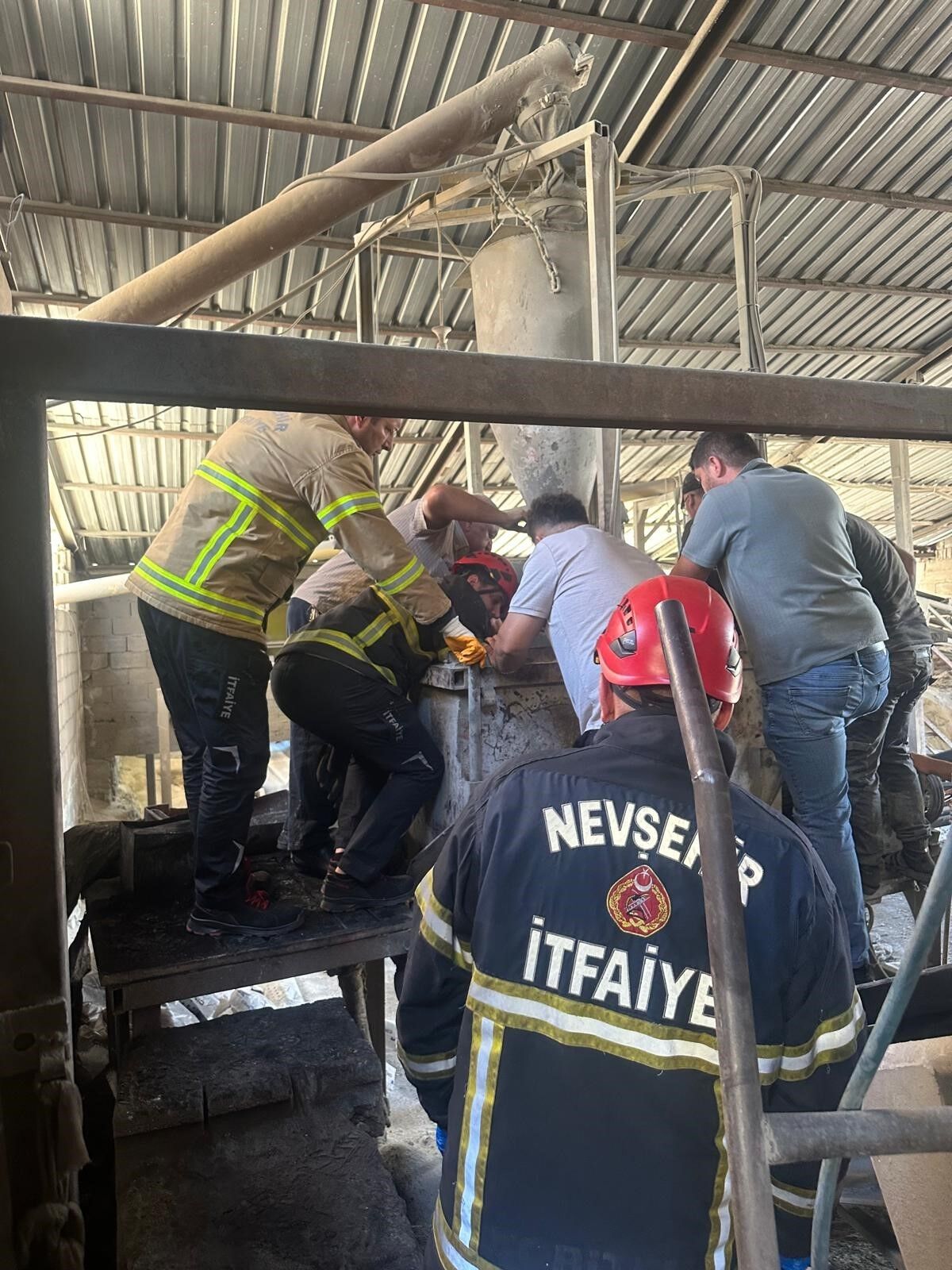 Sanayi Sitesinde Feci Olum Harc Karma Makinesine Sikisan Genc Isci Kurtarilamadi (2)