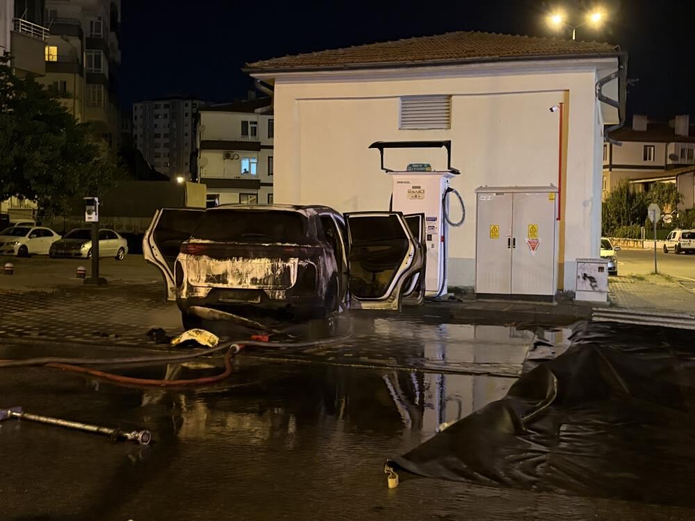 Sarjdaki Elektrikli Arac Alev Aldi Itfaiyenin Mudahalesi Sirasinda Patladi O Anlar Kam (1)-1