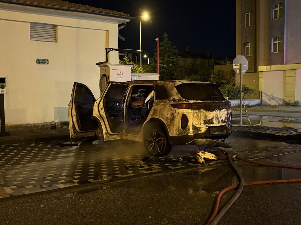 Sarjdaki Elektrikli Arac Alev Aldi Itfaiyenin Mudahalesi Sirasinda Patladi O Anlar Kam (2)