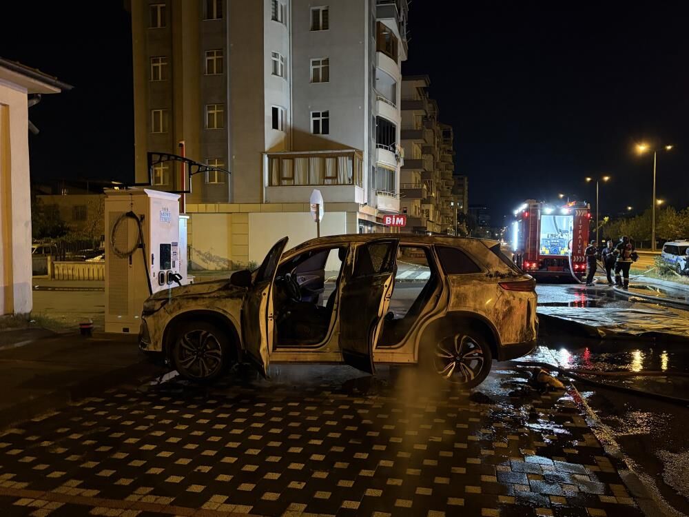 Sarjdaki Elektrikli Arac Alev Aldi Itfaiyenin Mudahalesi Sirasinda Patladi O Anlar Kam (3)