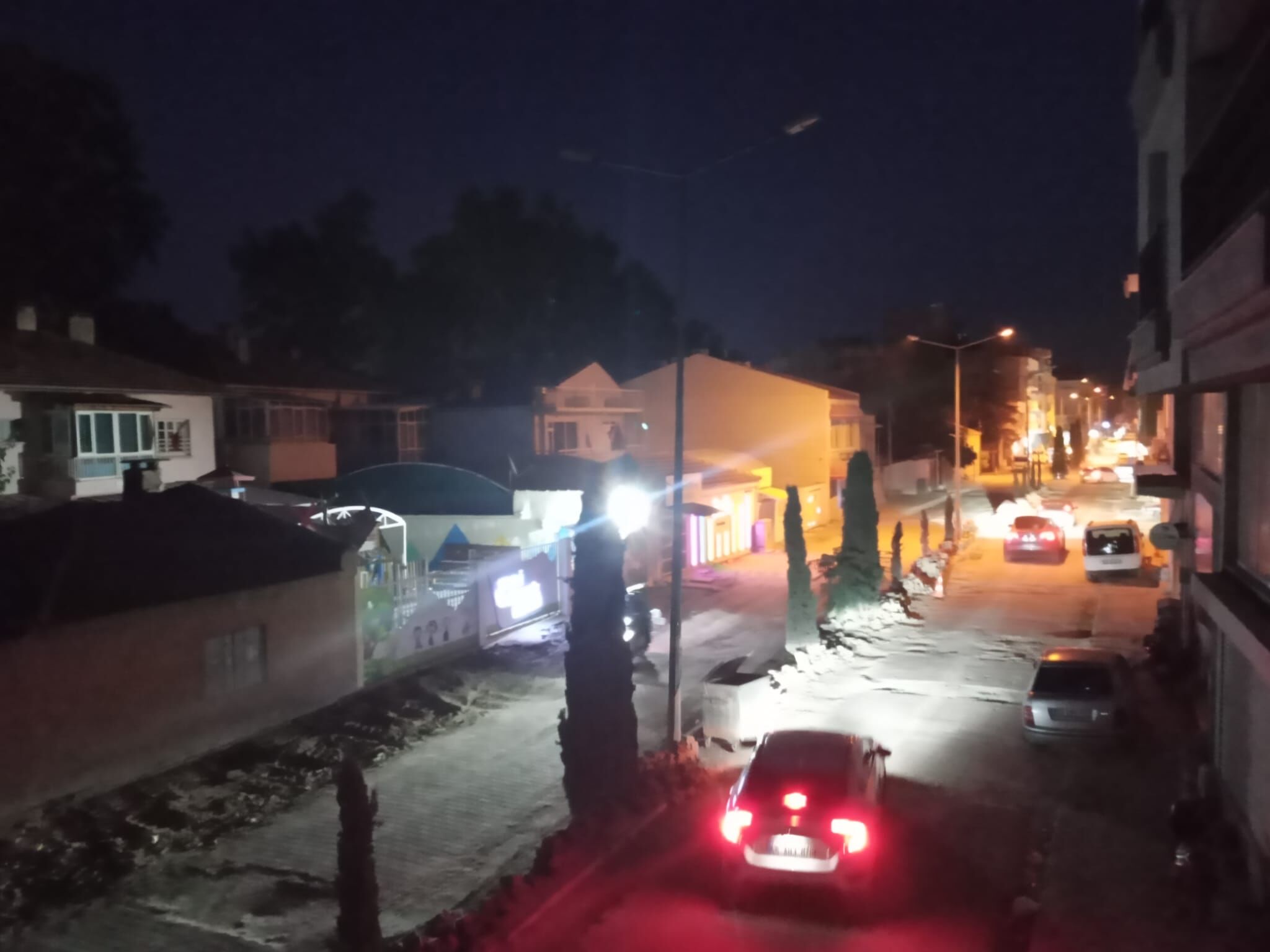 Şehitler Mahallesi'nde Karanlık Kalan Cadde Için Bakım Çağrısı (4)