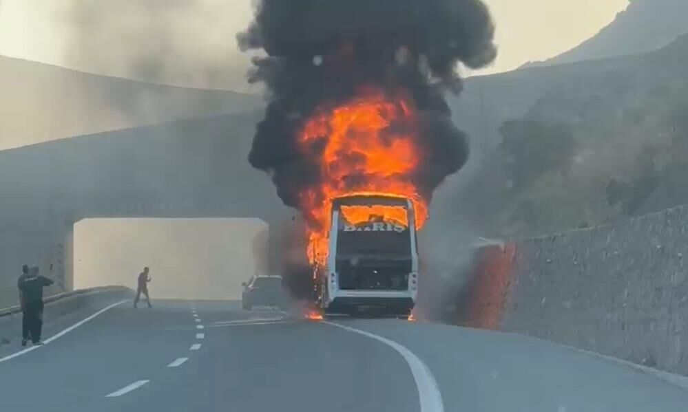 Seyir Halindeki Yolcu Otobusu Alev Topuna Dondu Patlama Anlari Kamerada (2)