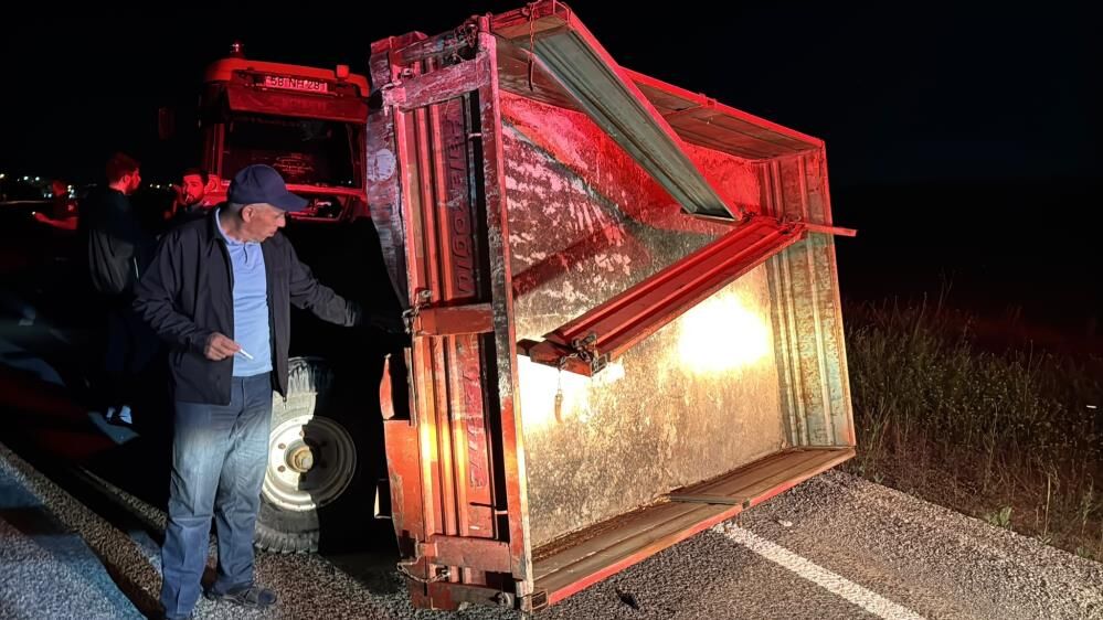 Sivas’ın Altınyayla Ilçesinde Traktörün Römorkuna Çarpan Mercedes (5)