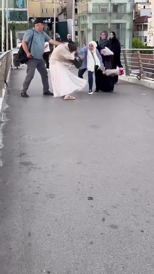 Sokak Ortasinda Dehset Hemcinsini Sacindan Cekip Darbetti O Anlar Kamerada (2)