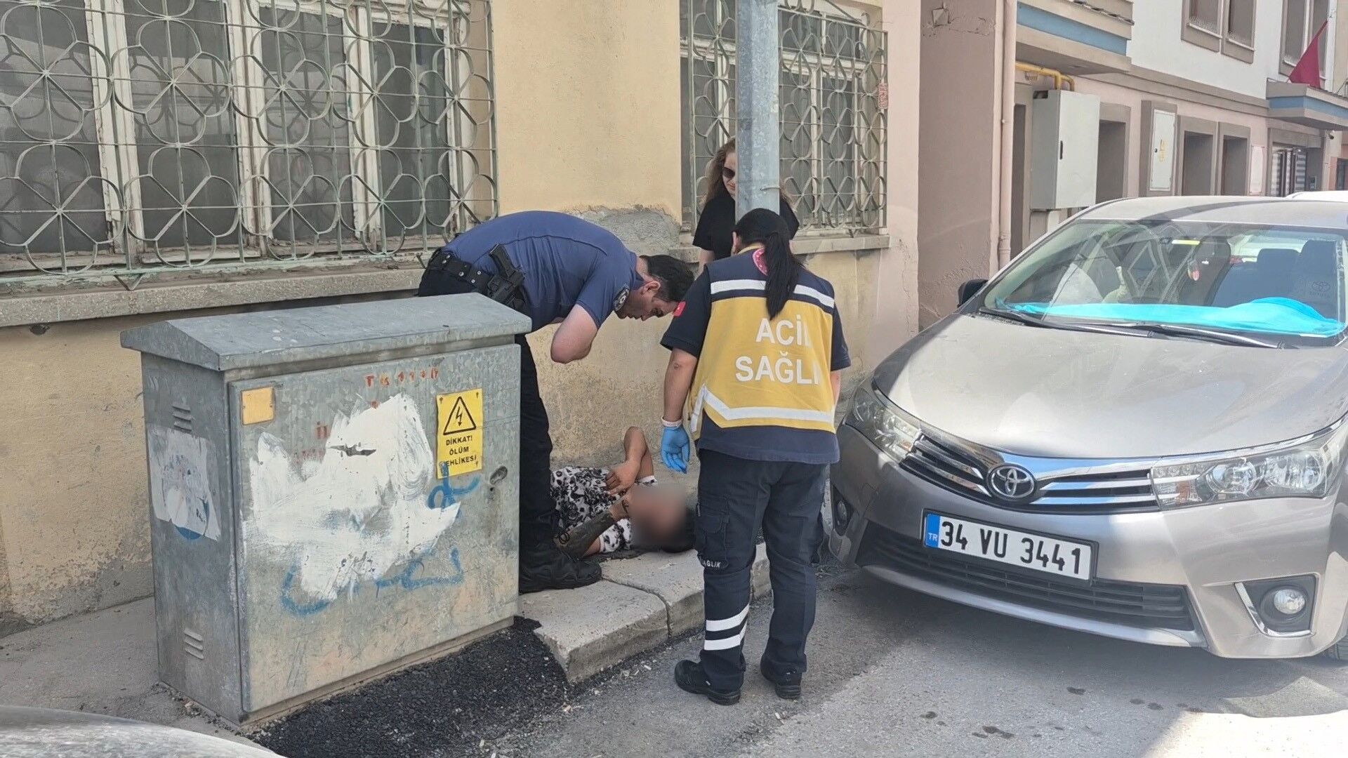 Sokak Ortasinda Elinde Tabancayla Hareketsiz Yatan Genc Panige Neden Oldu (2)