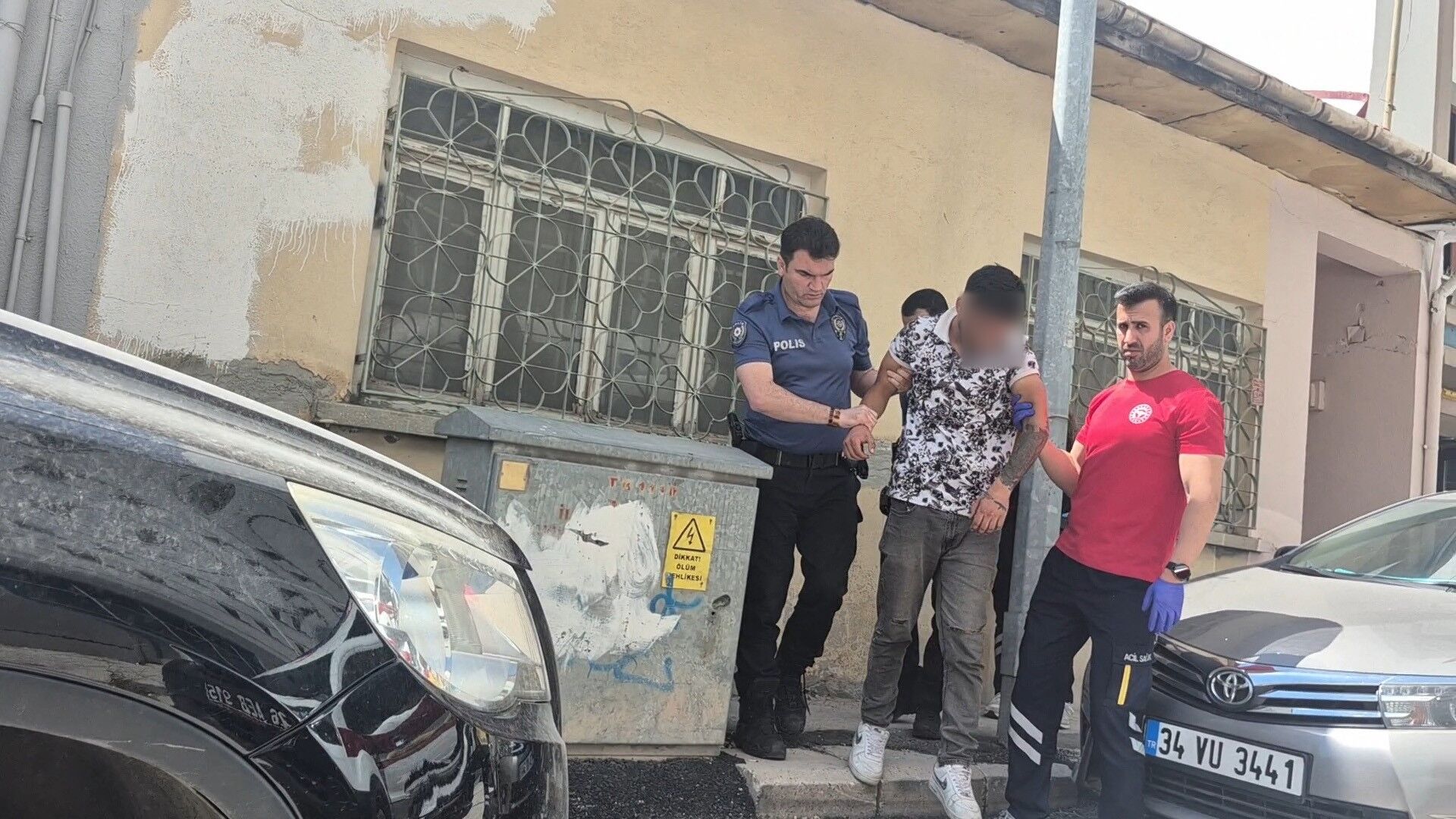 Sokak Ortasinda Elinde Tabancayla Hareketsiz Yatan Genc Panige Neden Oldu (3)