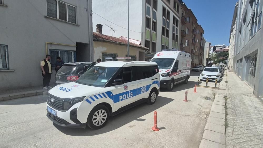 Sokak Ortasinda Elinde Tabancayla Hareketsiz Yatan Genc Panige Neden Oldu (4)