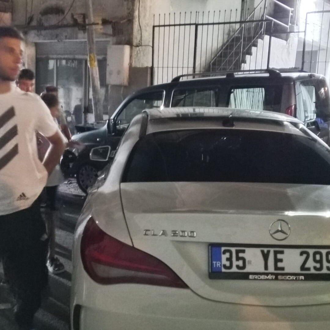 Sokak Ortasinda Korkunc Saldiri Aracin Acik Camindan Bicakladi (1)-1