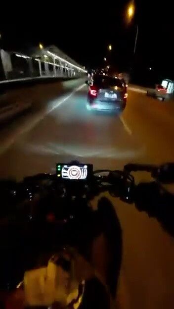 Sollamak Isterken Otomobile Carpti Motosikletteki 2 Kisi Olumden Dondu (2)