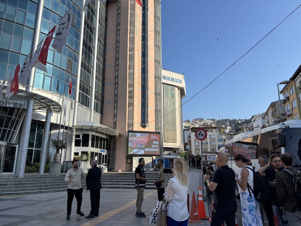 Son Dakika Izmit Belediye Baskani Fatma Kaplan Hurriyet Ve Esi Gozaltina Alindi (2) (Orta)