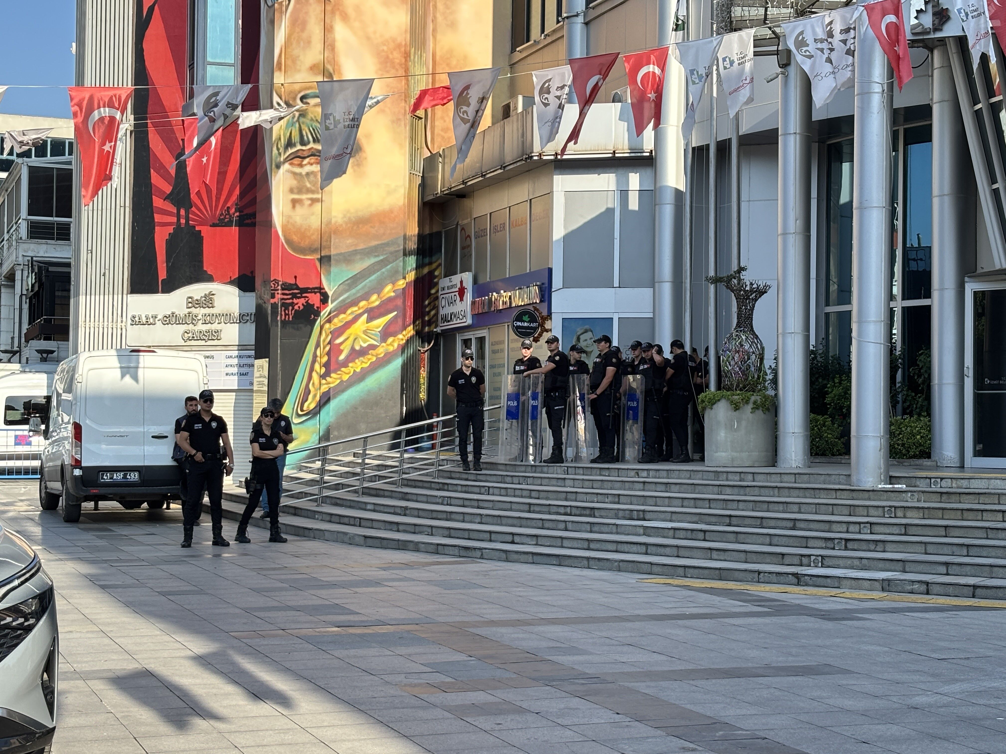Son Dakika Izmit Belediye Baskani Fatma Kaplan Hurriyet Ve Esi Gozaltina Alindi (3)