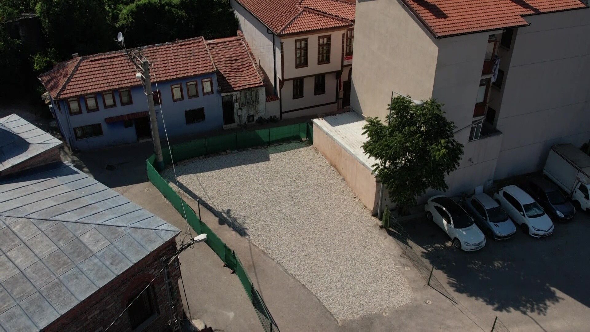 Tarihi Mezarin Uzeri Cakil Taslariyla Kapatildi Otopark Gorunumu Verildi (4)