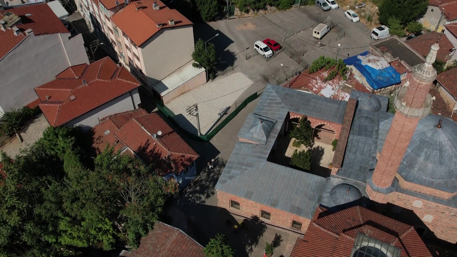 Tarihi Mezarin Uzeri Cakil Taslariyla Kapatildi Otopark Gorunumu Verildi (5)
