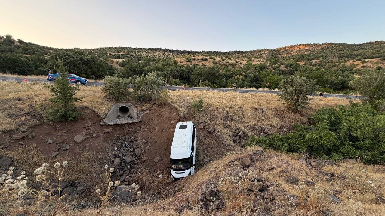 Tarim Iscilerini Tasiyan Minibus Sarampole Dustu 4 Kisi Yaralandi (2)