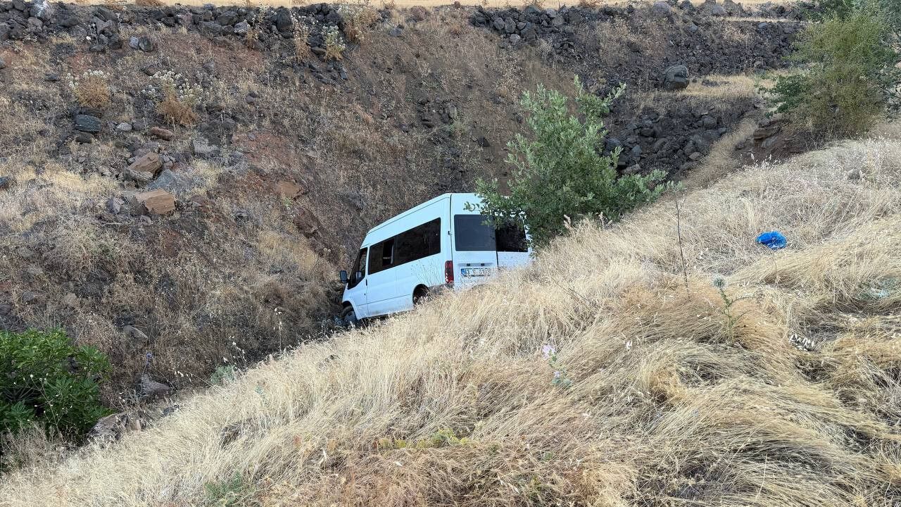Tarim Iscilerini Tasiyan Minibus Sarampole Dustu 4 Kisi Yaralandi (3)