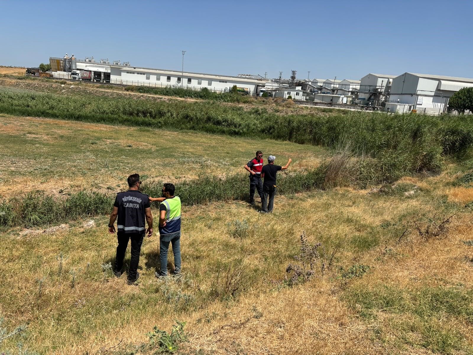 Tarlaya Boşaltıldı, Ekipler Peşine Düştü! Atığın Kaynağı Belli Oldu (6)