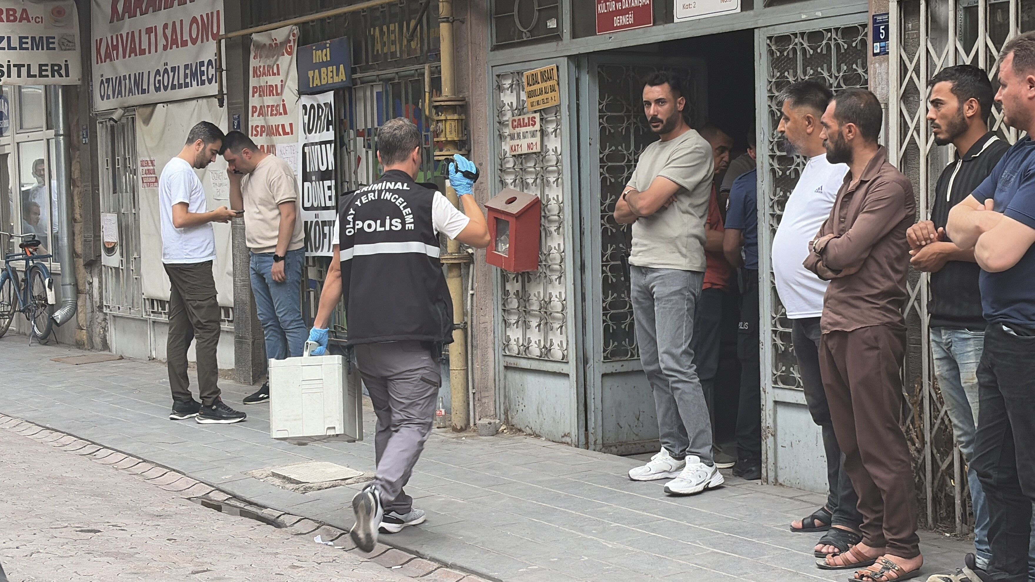 Telefonla Arayip Son Sozlerini Soyledi 20 Yasindaki Genc Odasinda Asili Halde Bulundu (2)