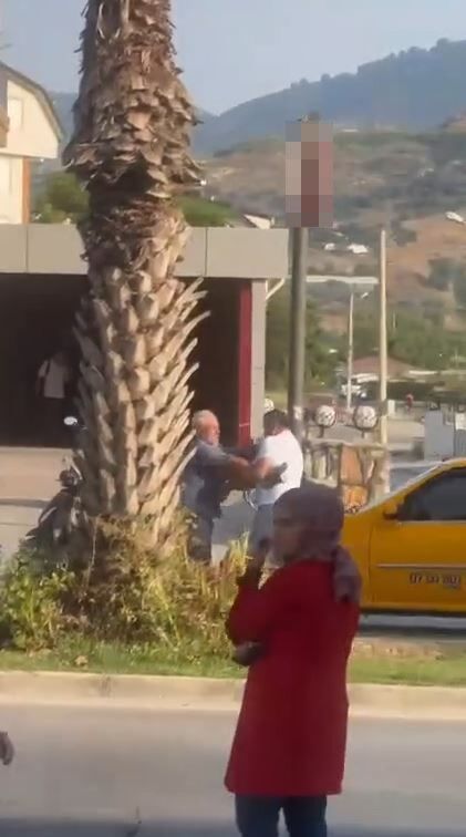 Trafikte Yumruklar Konustu Taksi Soforunun Ehliyeti Daimi Iptal Edildi 180 Bin Tl Ceza (3)