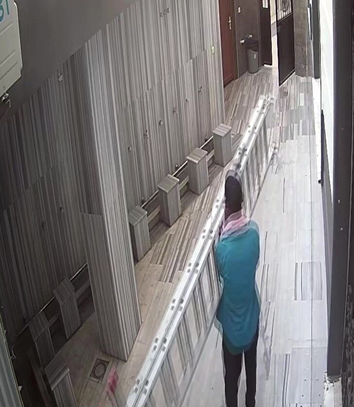 Tuvalet Bahanesiyle Girdi Telefonu Kapti Camiden Merdivenle Kacti (2)