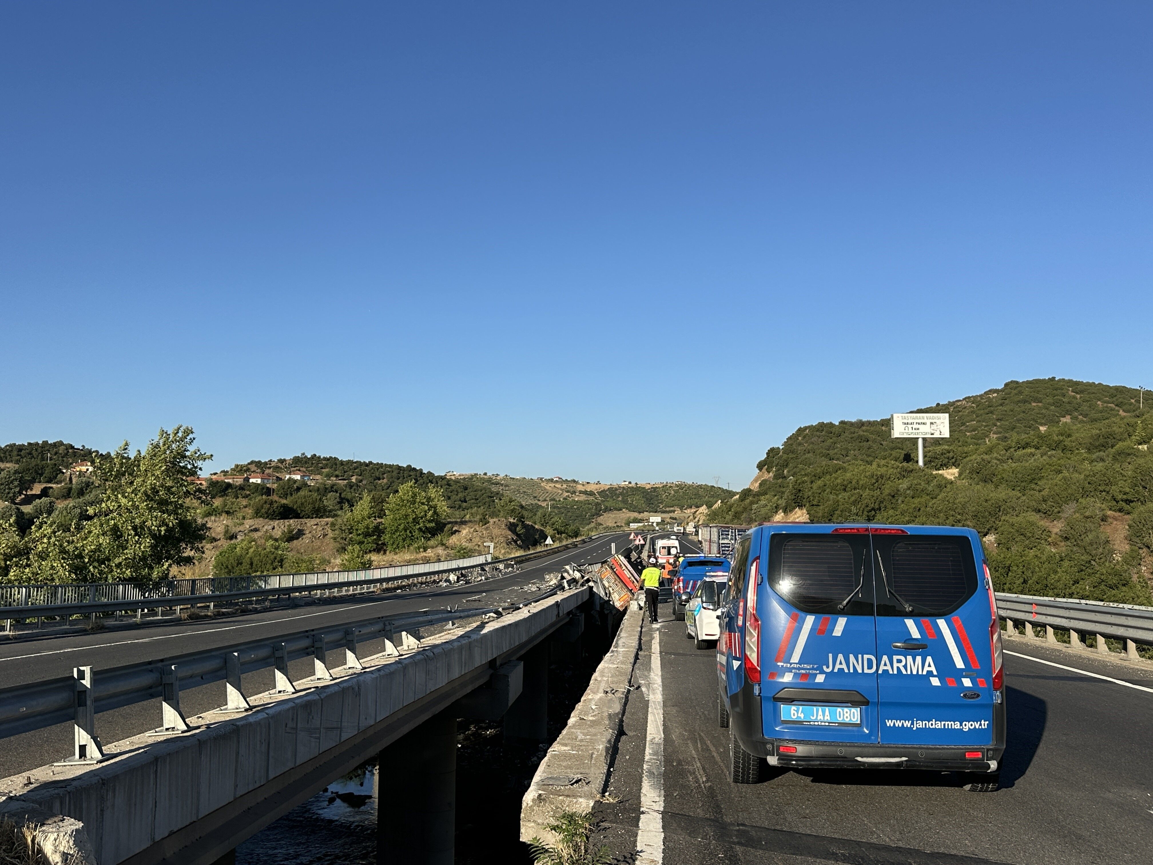Usakta Feci Kaza Tir Kopru Arasina Devrildi Surucu Nehir Yatagina Savrularak Hayatini (2)