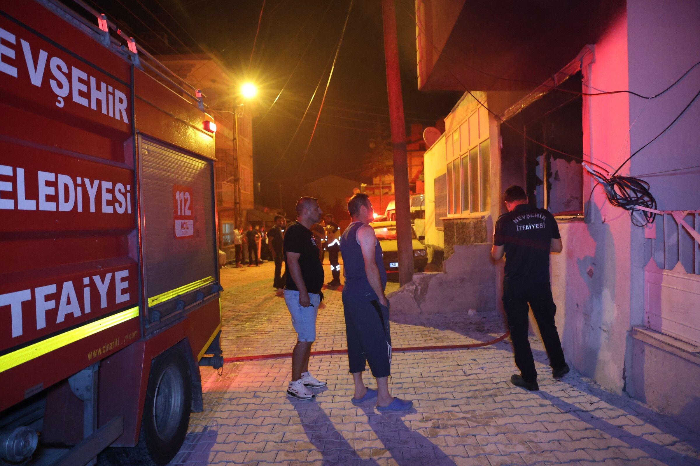 Uyusturucu Bagimlisi Genc Once Agabeyini Bicakla Kovaladi Sonra Evi Atese Verdi (3)