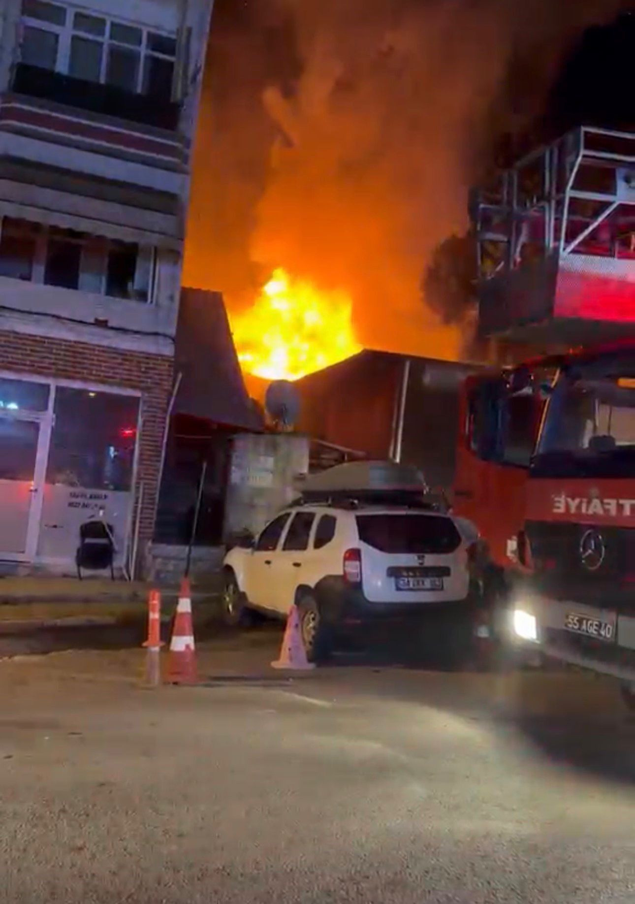 Vatandaslar Ihbar Etti Ekipler Seferber Oldu Boya Deposu Alevlere Teslim Oldu (3)