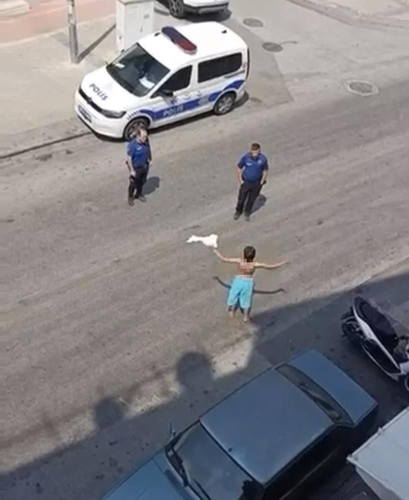 Yari Ciplak Sokaga Cikan Kadin Daha Sonra 3 Kattan Atladi (4)