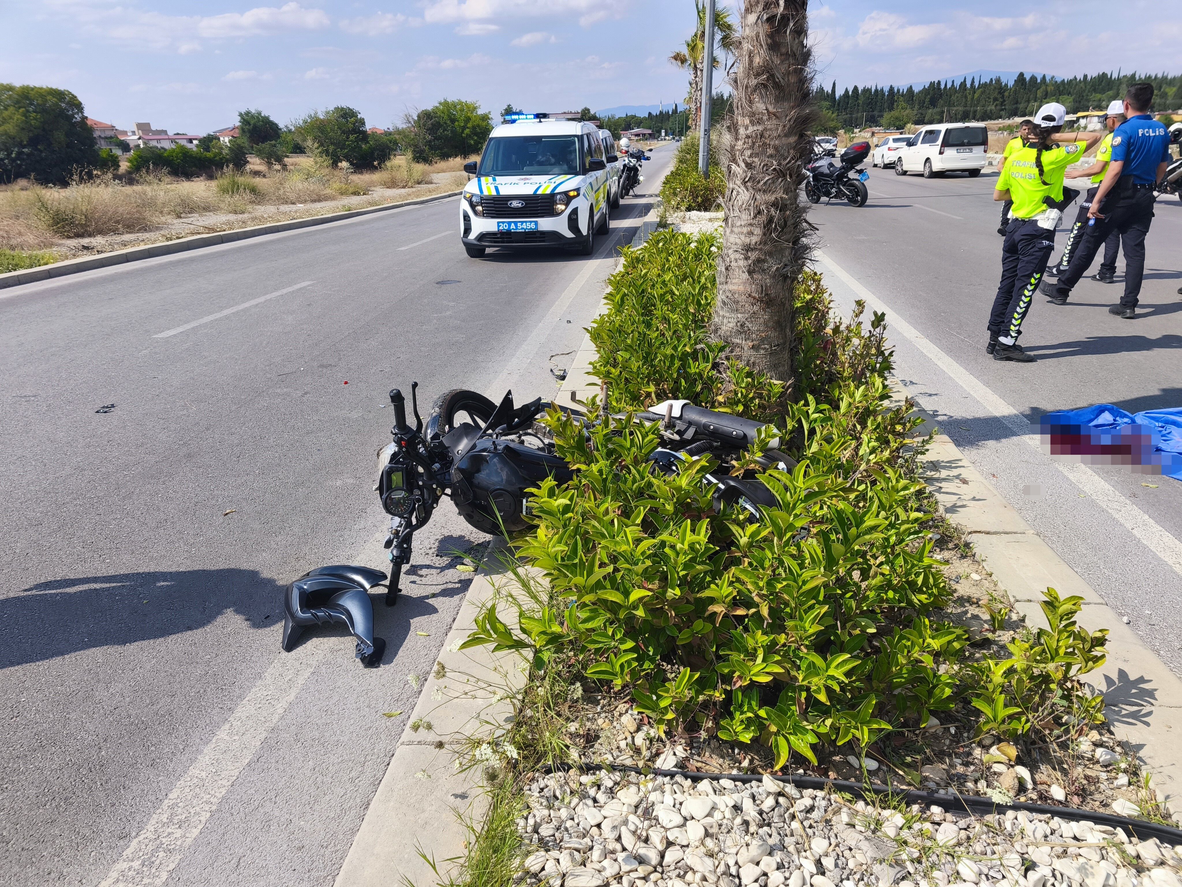 Yasam Mucadelesini Kaybetti Agaca Carpan Motosikletin Surucusu Kurtarilamadi (3)