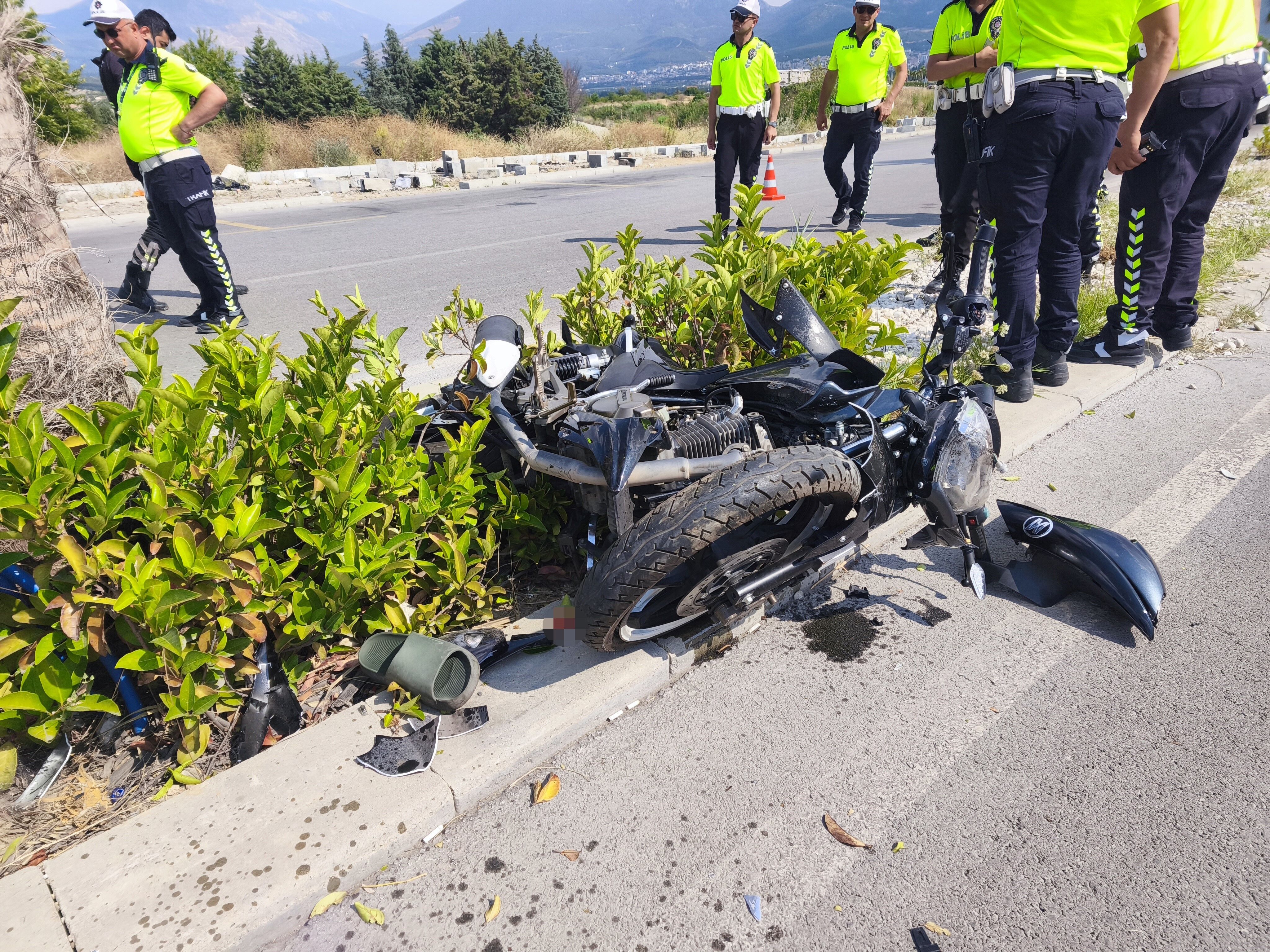 Yasam Mucadelesini Kaybetti Agaca Carpan Motosikletin Surucusu Kurtarilamadi (4)