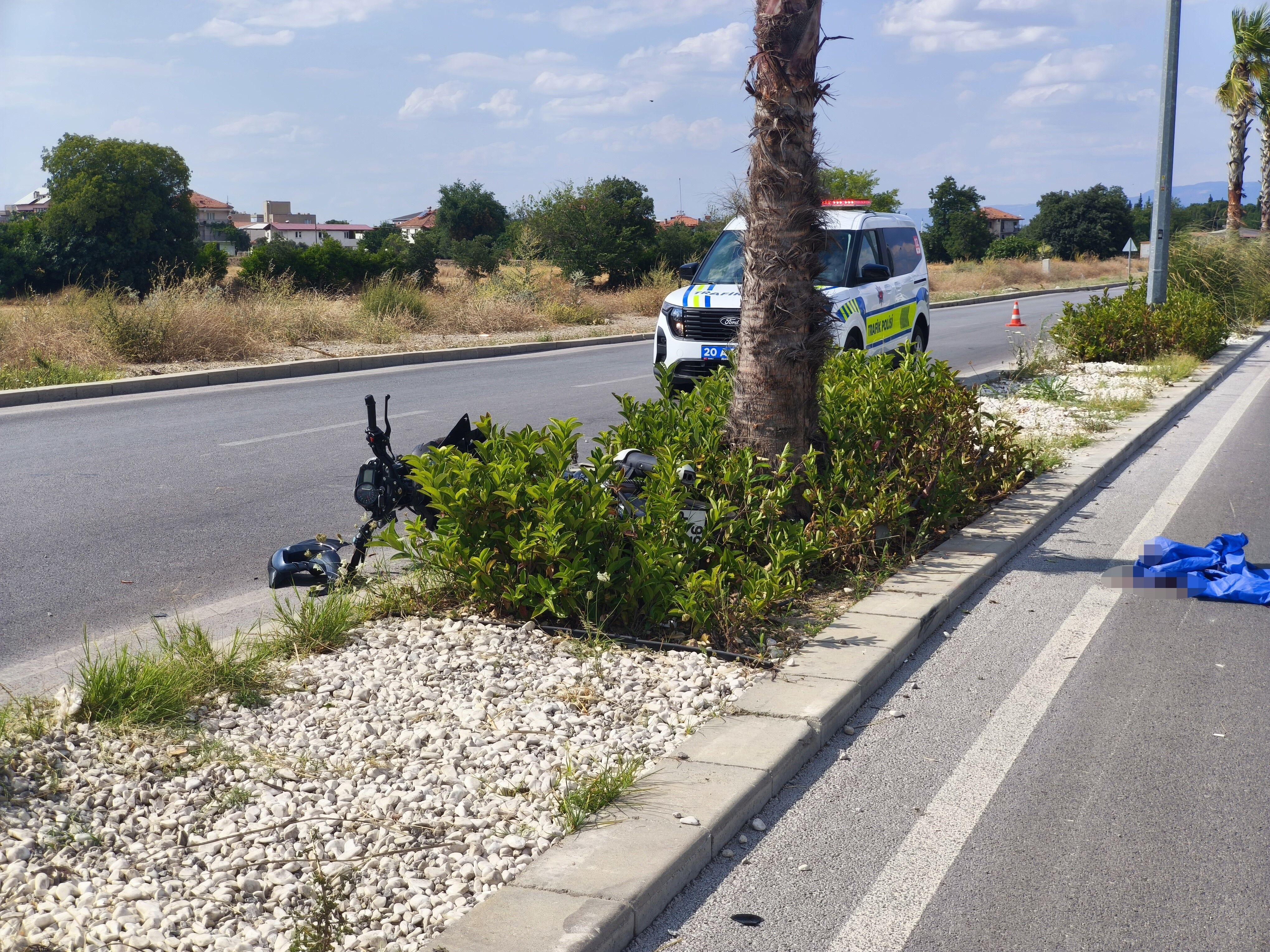 Yasam Mucadelesini Kaybetti Agaca Carpan Motosikletin Surucusu Kurtarilamadi (5)