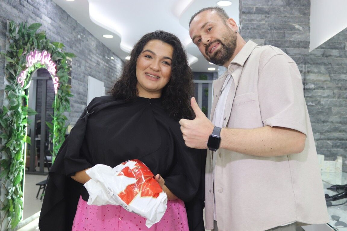 Yillarca Uzattigi Saclarini Tek Hamlede Kestirdi Nedeni Yurekleri Isitti (5) (Orta)