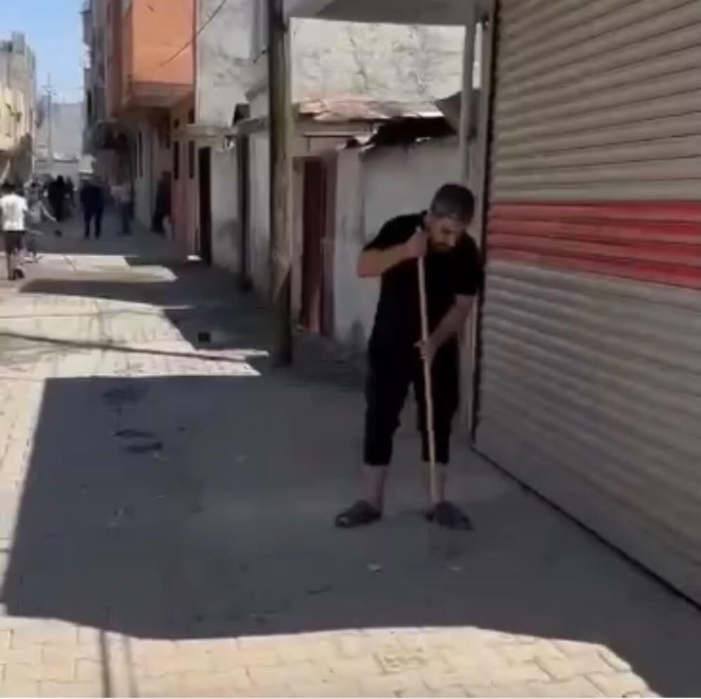 Yol Calismasinin Ardindan Olusan Camuru Vatandaslar Temizledi (2)