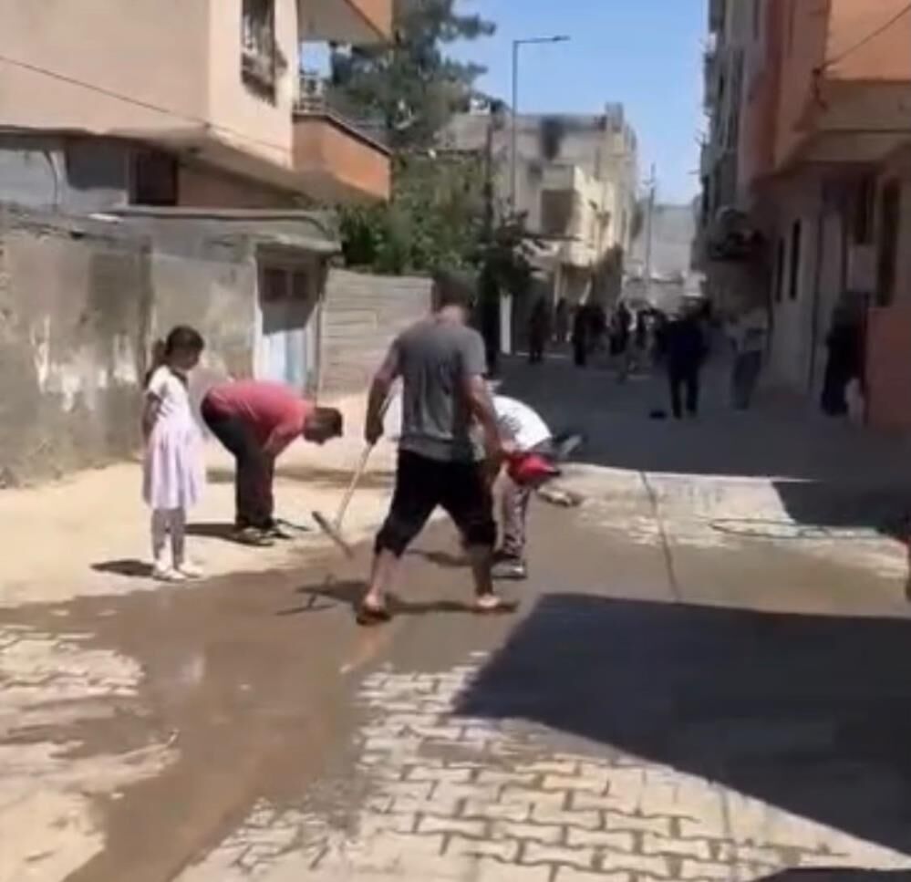 Yol Calismasinin Ardindan Olusan Camuru Vatandaslar Temizledi (3)