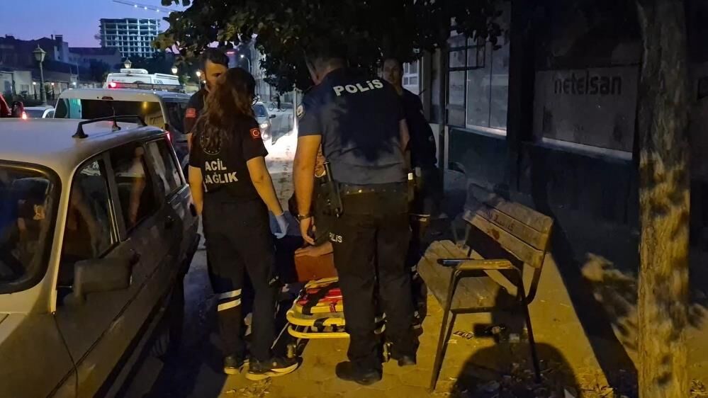 Yol Kenarinda Baygin Yatan Sahis Ekipleri Zorladi Sen Beni Taniyor Musun (2)