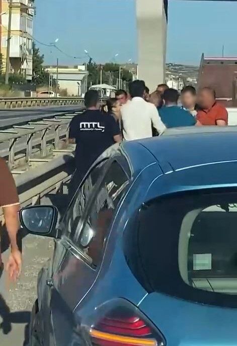 Yol Verme Kavgasi Suruculer Araclarindan Inip Tekme Tokat Birbirine Girdi Yasanan Anla (1)-1