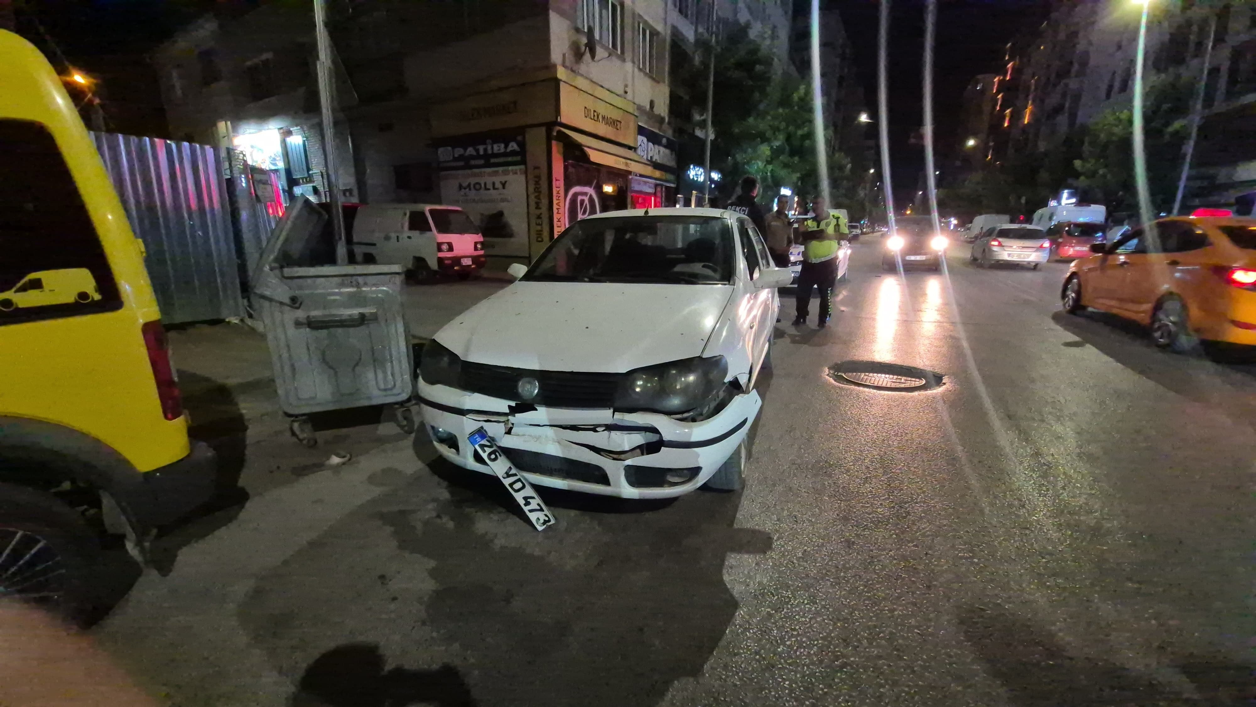 Yolcu Ucretlerini Sayarken Kaza Yaptigi Iddia Edildi Dolmus Duran Otomobile Carpti (2)